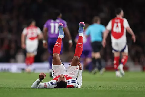 قبل أسبوع من مواجهة ريال مدريد.. إصابة جابرييل مدافع أرسنال أمام فولهام